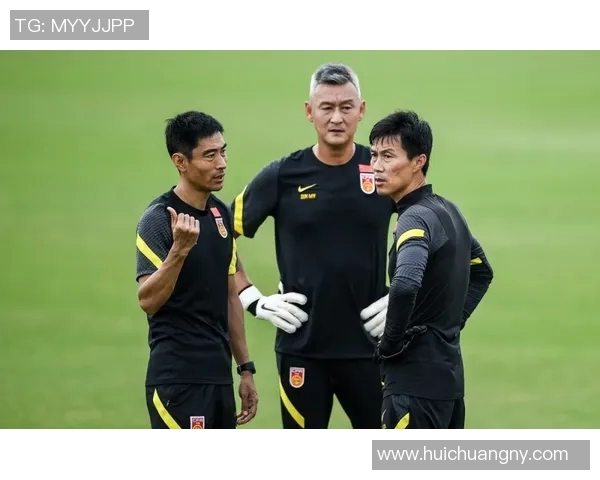 国足主帅亲自下基层选拔新秀 现场引发众多球迷围观热议